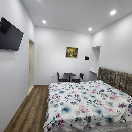 21 At Blloku Area Pensionat Tirana