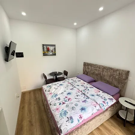 21 At Blloku Area טיראנה