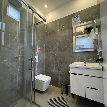 21 At Blloku Area טיראנה