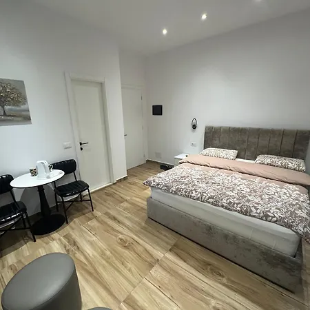 21 At Blloku Area טיראנה