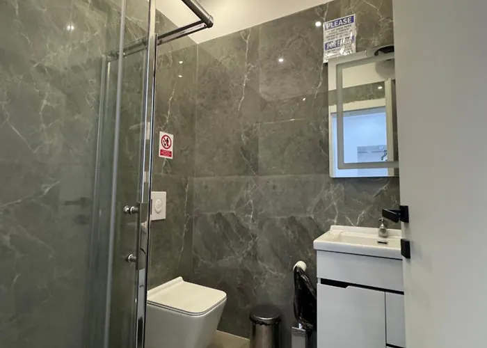 21 At Blloku Area 3* 地拉那