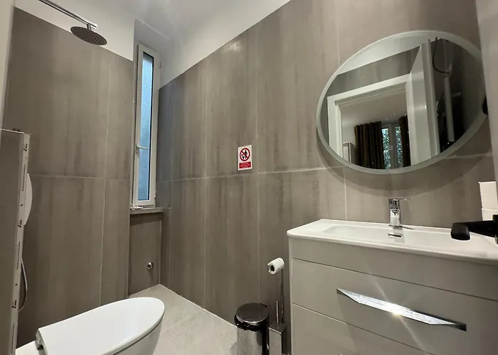 招待所 21 At Blloku Area 地拉那