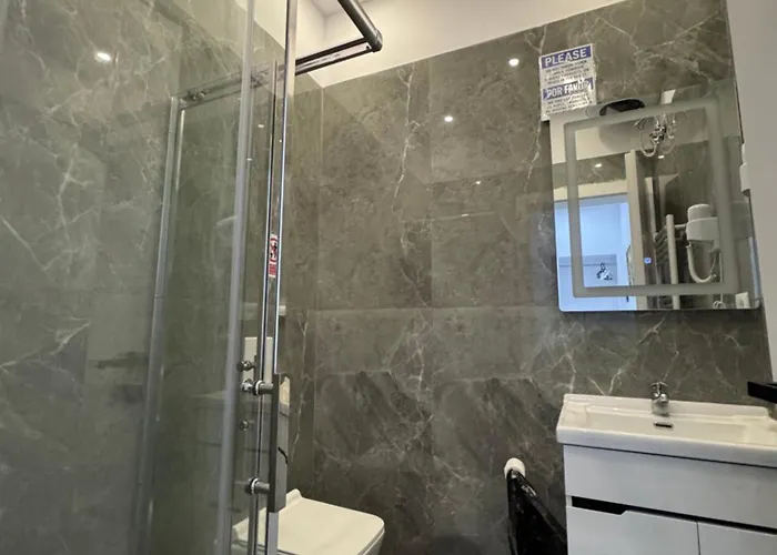 21 At Blloku Area Casa de hóspedes Tirana