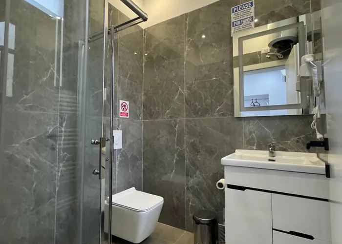 21 At Blloku Area 地拉那