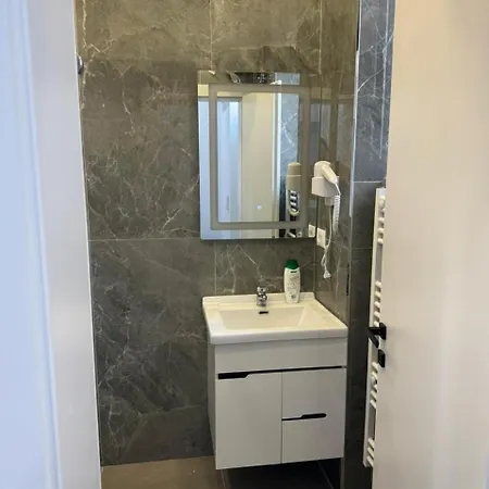 Pensjonat 21 At Blloku Area Tirana