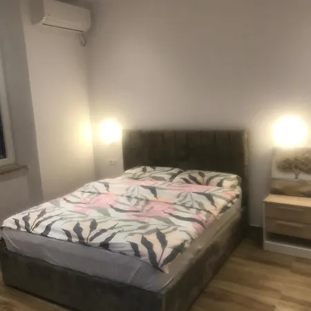 21 At Blloku Area Гостевой дом Тирана
