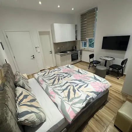 21 At Blloku Area Pensión 3*