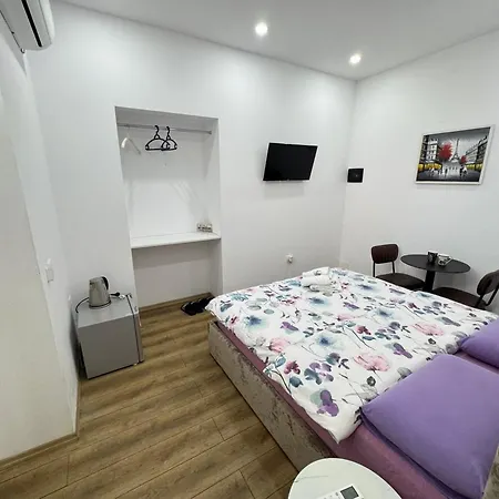 21 At Blloku Area Pensjonat 3*