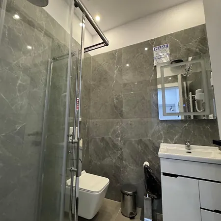 21 At Blloku Area Pensjonat Tirana