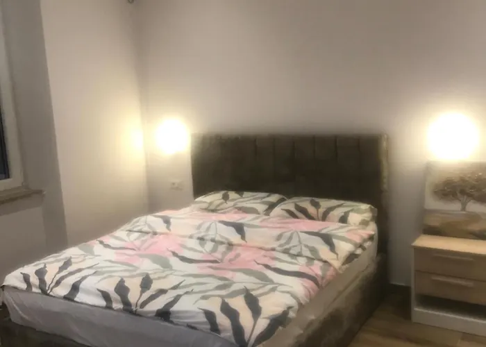 21 At Blloku Area Pensión Tirana