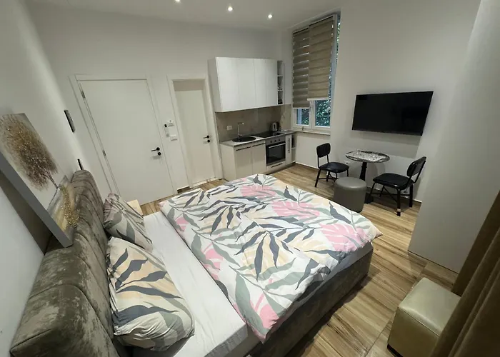 21 At Blloku Area Konukevi 3*