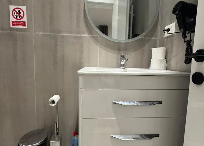 21 At Blloku Area Konukevi Tiran