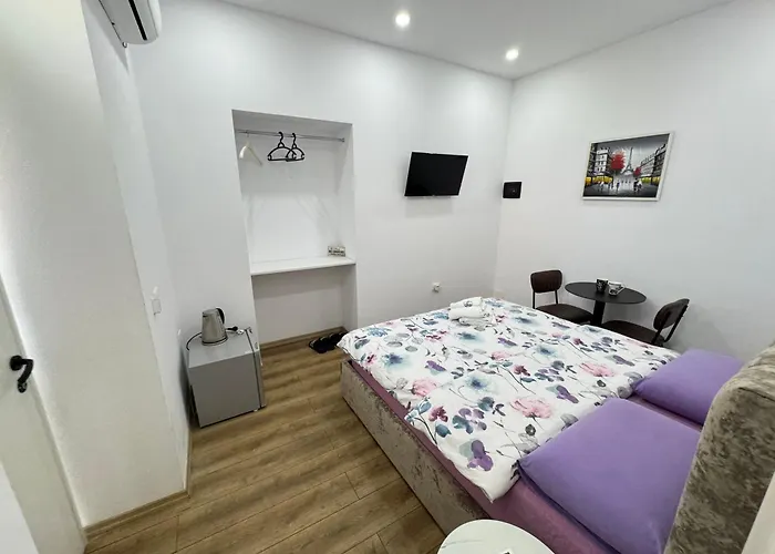 21 At Blloku Area Konukevi 3*